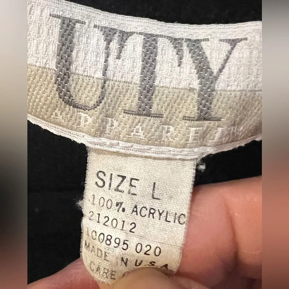 UTY Apparel size Large Vee neckline sweater with button closure, made in US - Picture 2 of 8